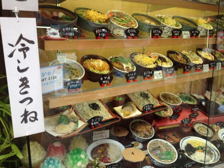 Escaparate con platos de comida japonesa