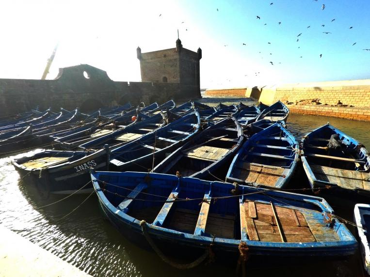 Essaouira, bella ciudad portuaria con su medina protegida por murallas. La playa de Essaouira es perfecta para practicar deportes náuticos.