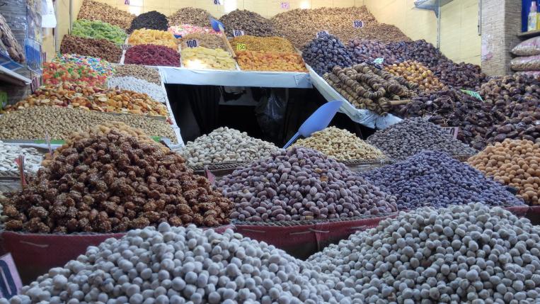 La gastronomía marroquí es de gran riqueza, donde prima el uso de especias y la mezcla del sabor dulce y salado. Guía de Viaje a Marruecos.