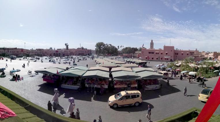 Plaza Jemaa el Fna, el lugar de encuentro de turistas y locales en Marrakech. Recomiendo verla de día y de noche, ya que el ambiente cambia completamente. Guía de Viaje a Marruecos.