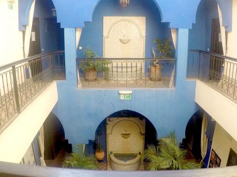 Riad de Marruecos de dos plantas con un patio central para relajarse escuchando el agua de la fuente correr. Guía de Viaje a Marruecos.