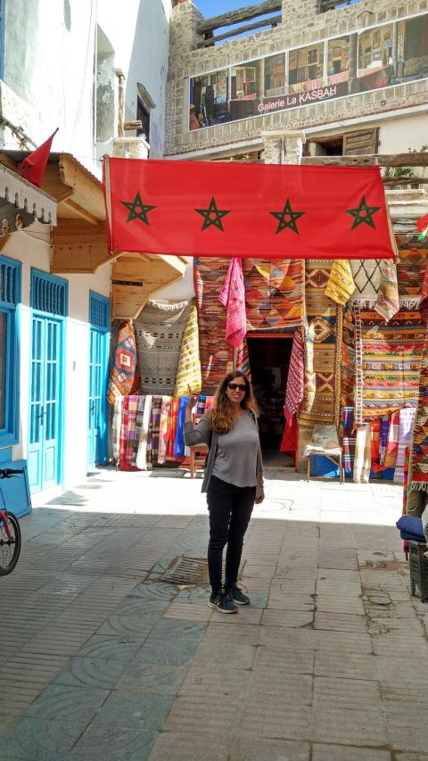 Puedes encontrar la bandera de Marruecos en numerosas callejuelas del zoco laberíntico. Guía de Viaje a Marruecos.