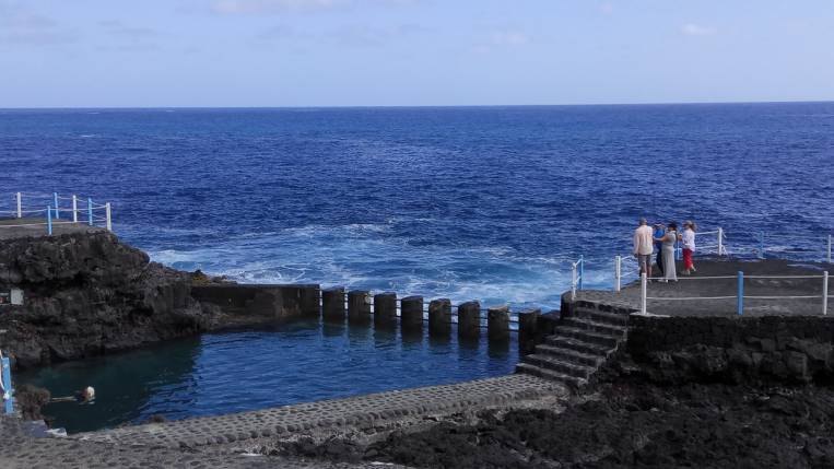 Piscina natural Charco Azul, un lugar perfecto donde relajarse y desconectar junto al mar.