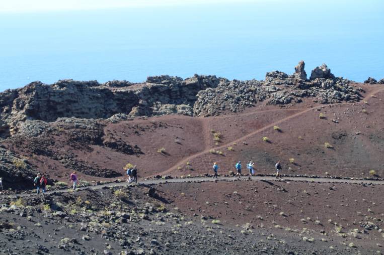 Senderistas recorriendo uno de los caminos de la Ruta de los Volcanes.