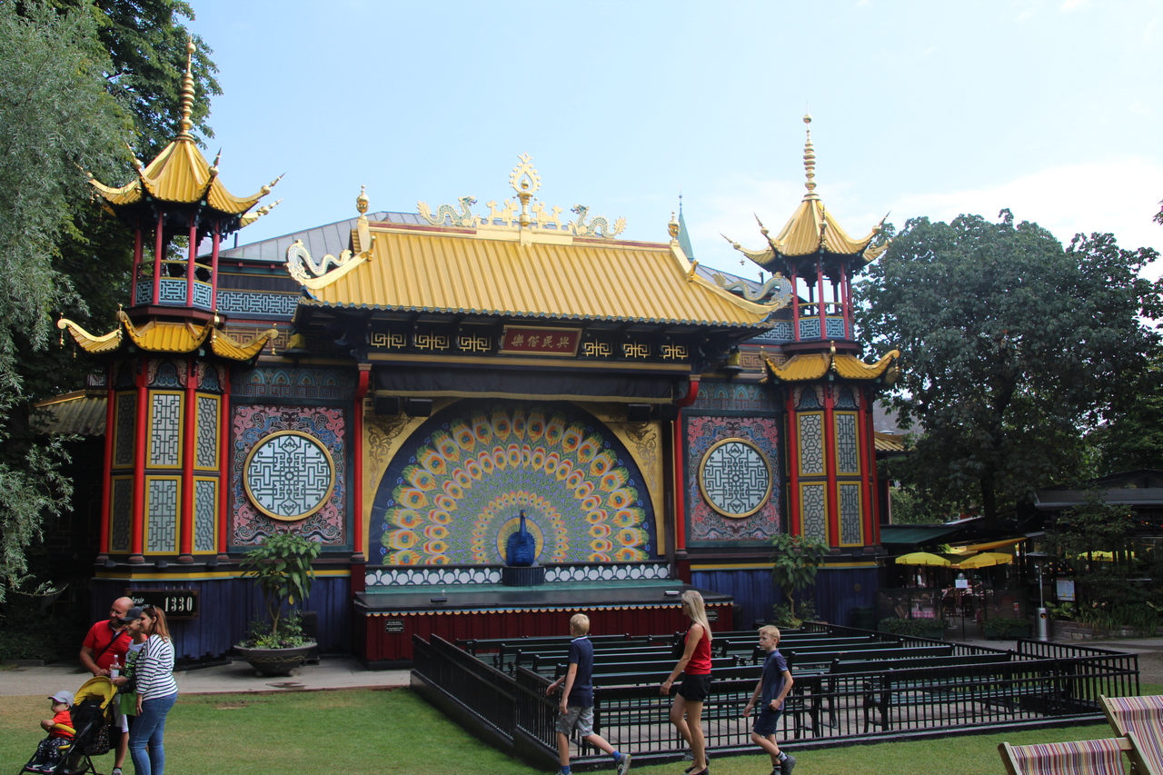 La decoración del Tívoli está inspirada en diferentes países, como esta pagoda china.