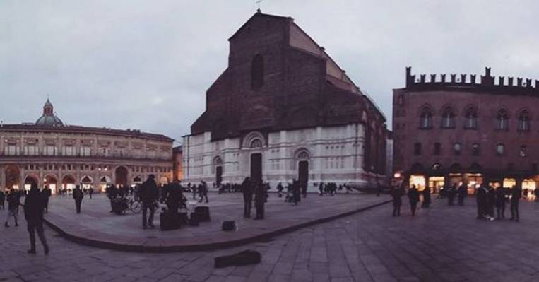 La Piazza Maggiore de noche, donde debes comenzar tu visita de Bolonia en dos días.