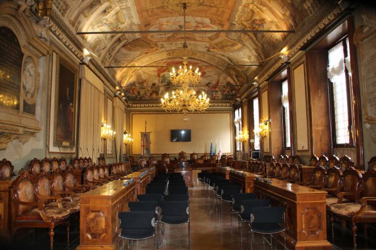 La entrada al Salón de Plenos del Ayuntamiento de Bolonia es gratuita.