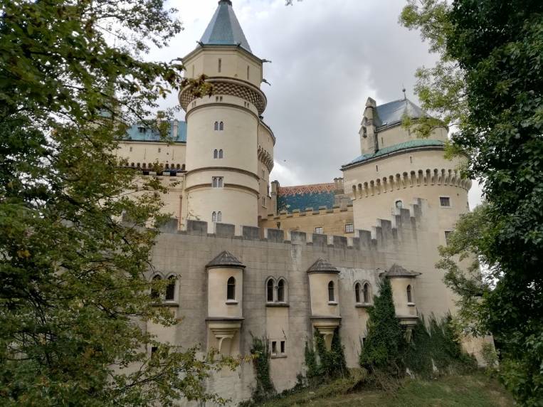 Tienes que ver en Bojnice los jardines que hay alrededor del castillo. ¡Para sentarse un buen rato a disfrutarlos!
