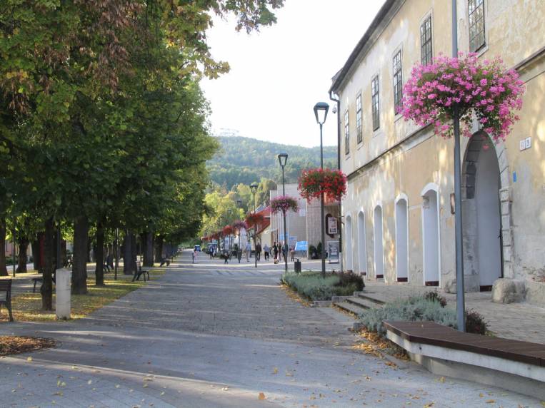 Hurbanovo námestie, la avenida que ver en Bojnice de camino al castillo.