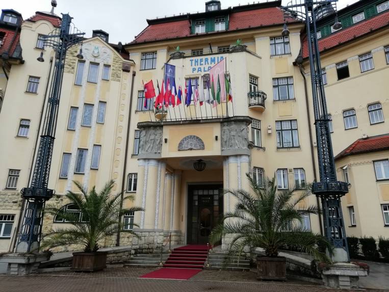 Thermia Palace, el primer hotel spa 5* en la ciudad, no te vayas sin ver su restaurante.