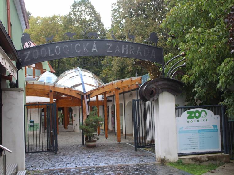 Entrada al zoo de Bojnice, donde puedes ver más de 400 tipos de animales.