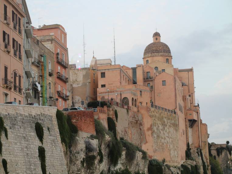 Vistas desde el Bastión de Saint-Remy en Cagliari.