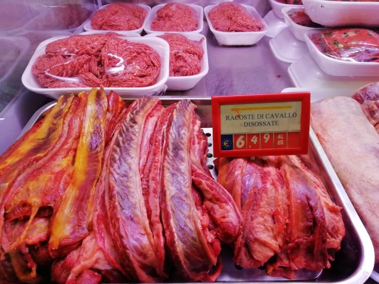 En el Mercado di San Benedetto venden carne de caballo. 
