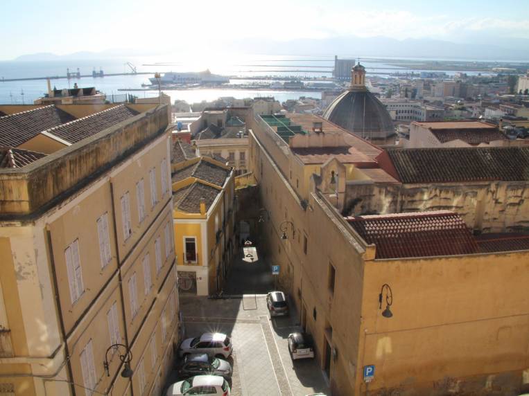 Vistas de la ciudad de Cagliari con el mar de fondo.