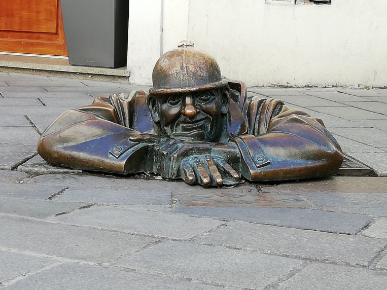 Tienes que ver en Bratislava en un día la escultura de Čumil, mi favorita.
