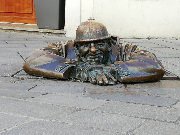 Čumil (Man at Work) es la escultura de bronce más famosa de Bratislava.