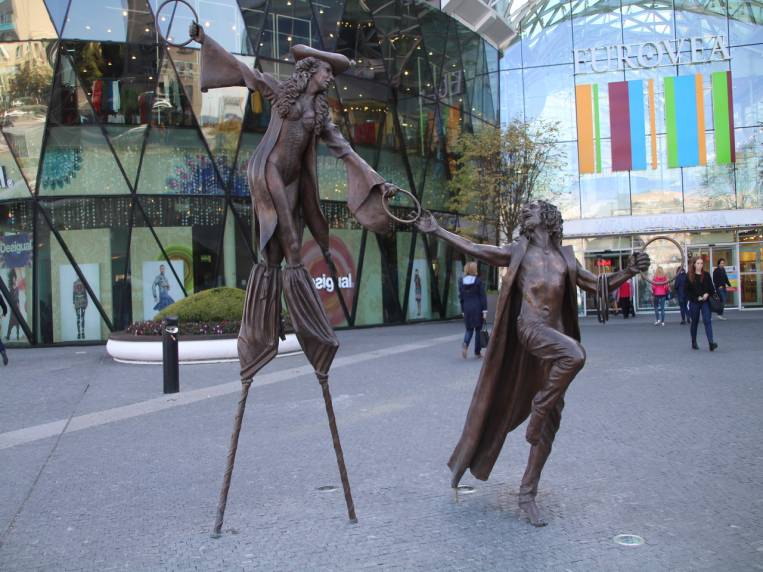 Esculturas a la entrada del centro comercial Eurovea.