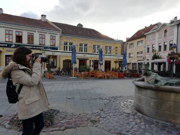 Mi plaza favorita que ver en Trencin es la Sturovo námestie con sus coloridos edificios y la fuente.
