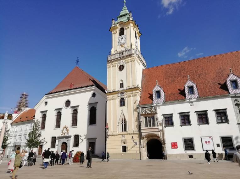 Torre del antiguo ayuntamiento de Bratislava en la plaza Hlavne námestie.