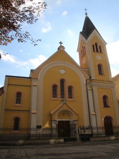 Iglesia Kláštorný kostol Notre Dame con su inconfundible fachada amarilla.