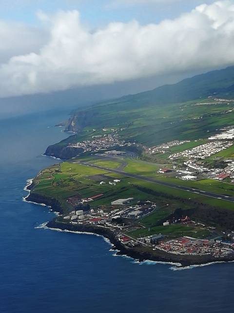 Pista de despegue/ aterrizaje en Ponta Delgada (isla de San Miguel en Azores).