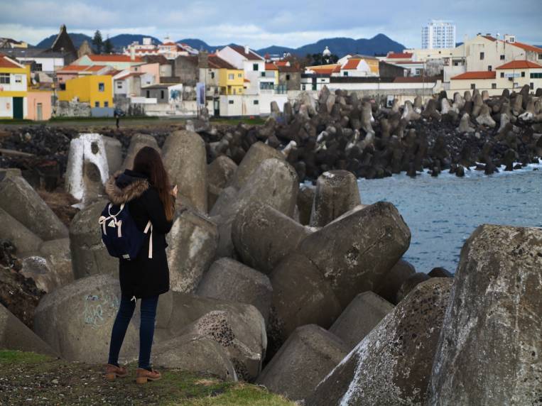 Muelle cerca de Ponta Delgada, la capital de la isla de San Miguel en Azores.
