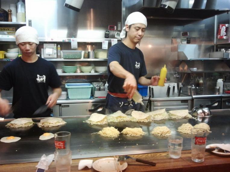 Cocineros preparan okonomiyaki en Hiroshima.