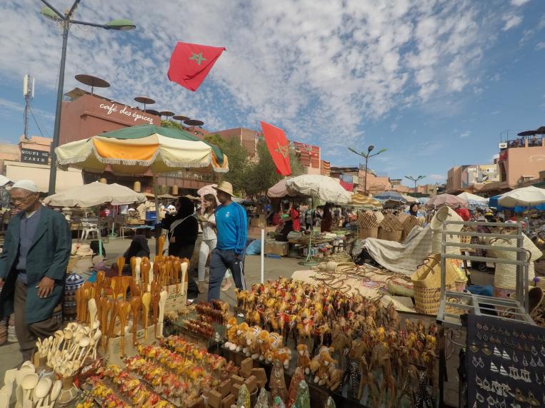 Plaza de las Especias en Marrakech, repleta de puestos artesanos, bullicio y el olor y color de las especias. Guía de Viaje a Marruecos. 