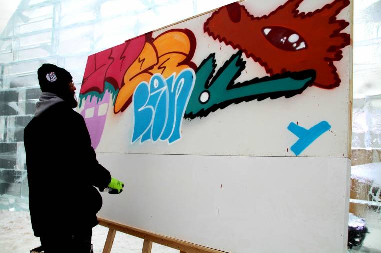 Graffitero en el Palacio de Hielo.