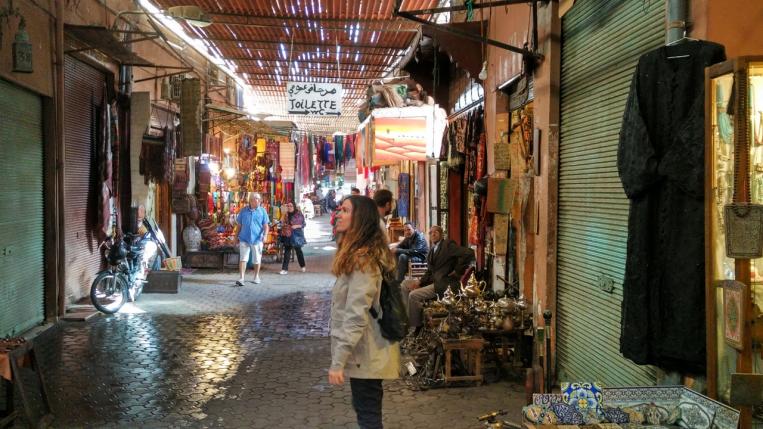 Una de las mejores experiencias en Marrakech es perderte (literalmente) por sus zocos. La cantidad de tiendas es sobrecogedora, eso sí, no te olvides de regatear. Guía de Viaje a Marruecos.