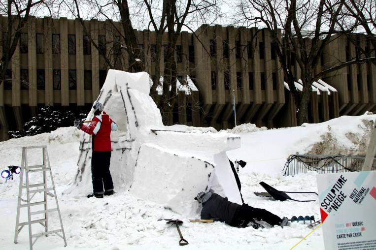 Escultores de nieve en el Carnaval de Quebec.