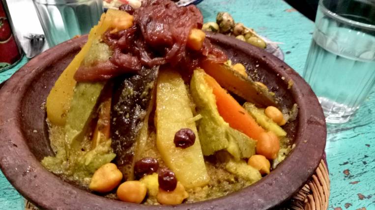 Tajine de verduras con couscous, uno de los platos típicos de Marruecos.