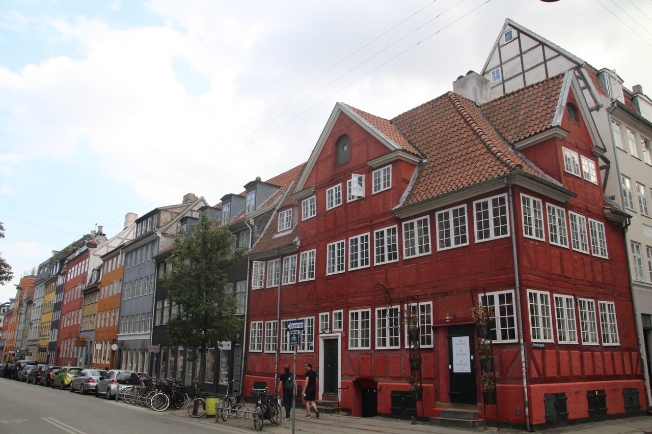 Copenhague es una ciudad con mucho encanto repleta de casas de colores.