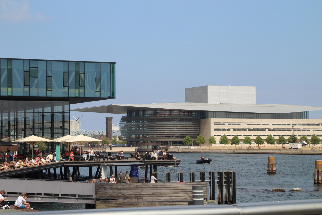 La Ópera de Copenhague, inaugurada en 2005, es uno de los teatros más modernos del mundo.