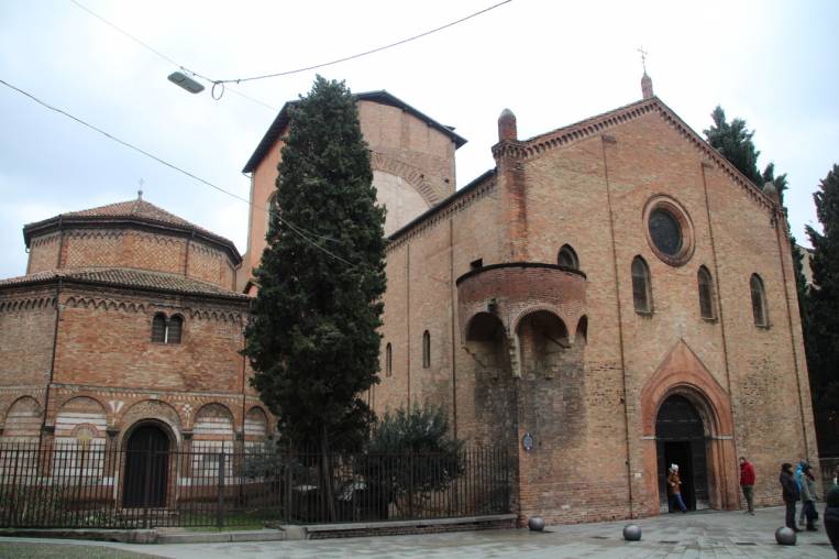 La Basílica de Santo Stefano alberga cuatro iglesias en el mismo complejo, un auténtico tesoro en la capital de Emilia-Romaña.