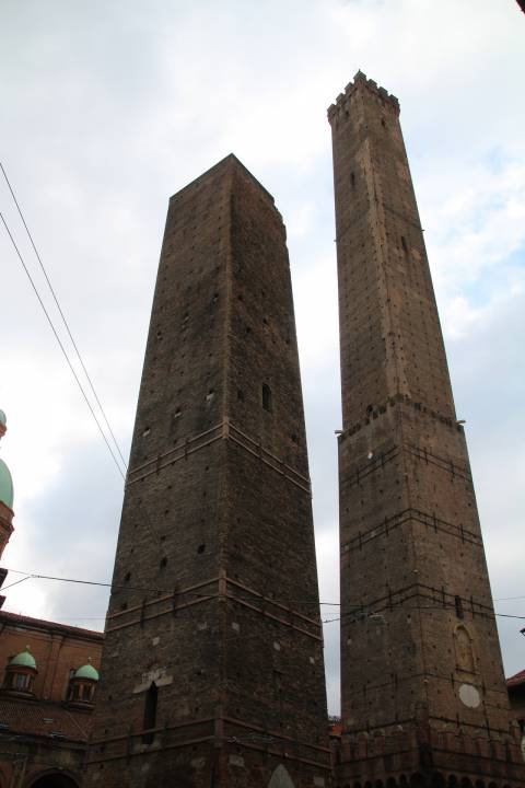 Vista de le Due Torri (Torre Garisenda y Torre degli Asinelli) desde abajo.