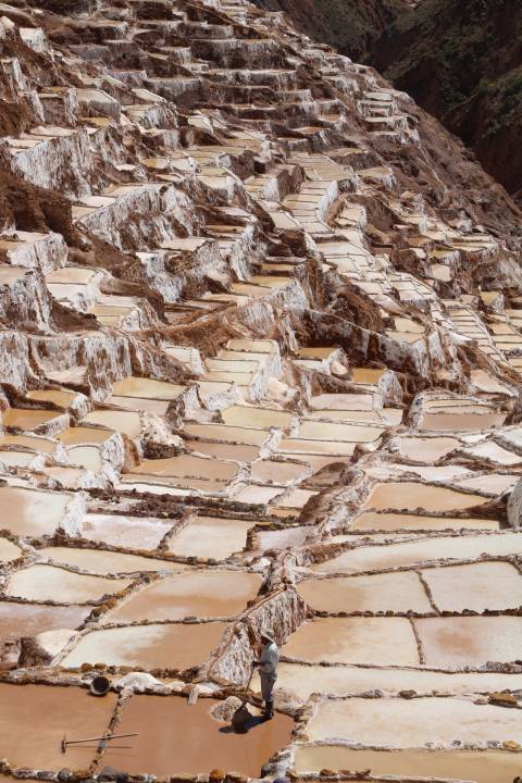 Tienes que ver en Perú las Salineras de Maras, con más de 4.000 piscinas de sal. 