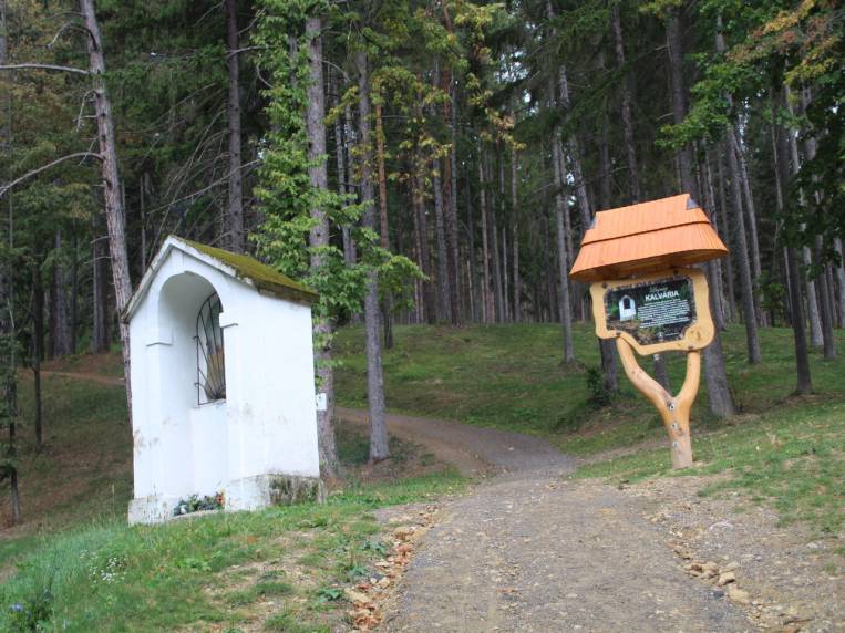 Principio del camino que da a Kalvaria, la iglesia que ver en Bojnice en medio del bosque.