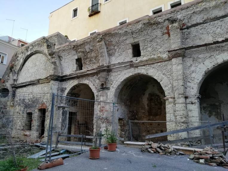 No te pierdas las ruinas de la iglesia de Santa Lucía en tu viaje a Cagliari en tres días.