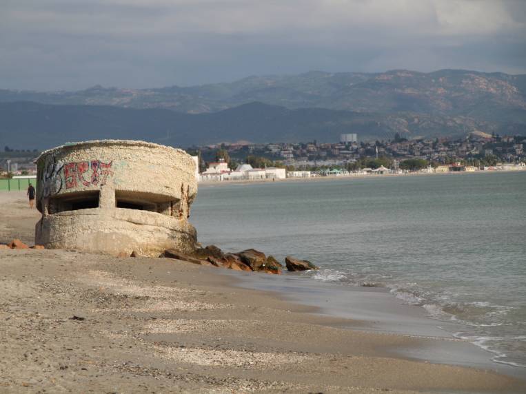 Restos de fortificaciones en la playa de Poetto.