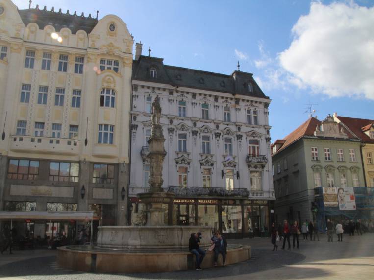 La fuente de Maximiliano es uno de los principales atractivos de la plaza Hlavne námestie.