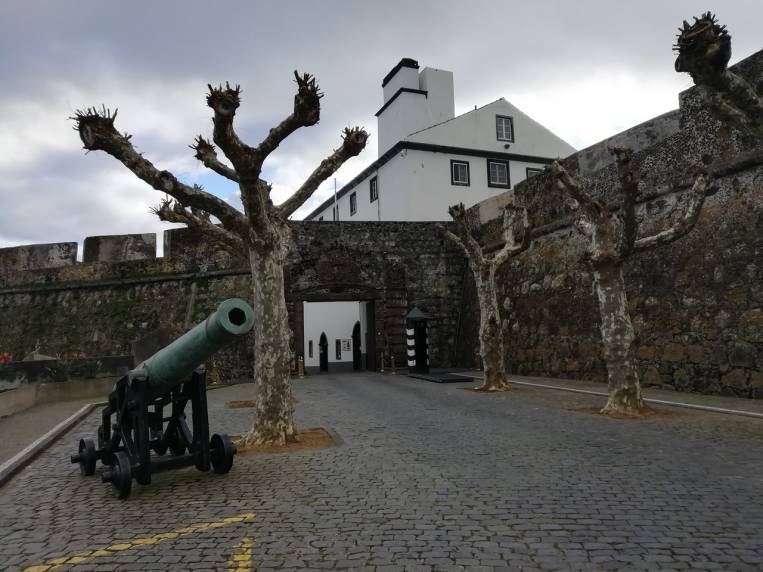 El fuerte de São Bras es la mayor fortaleza de la isla que sirvió para defenderse de piratas y corsarios.