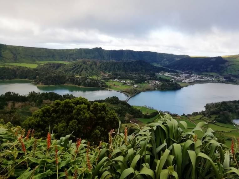 Ver el lago verde (izq.) y el lago azul (dcha.) es un imprescindible en tu viaje a Islas Azores en cuatro días.