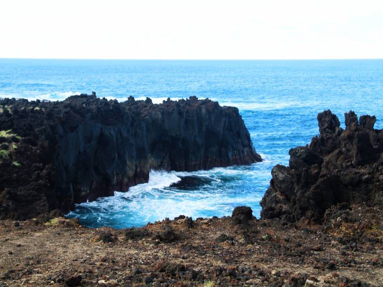 Las rocas negras volcánicas son habituales en Azores.